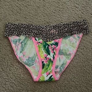 NWOT Victoria's Secret Women's Underwear Panties Green‎ Pink Small